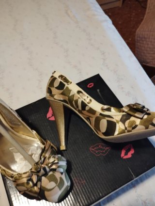 Zapatos de tacón Kiss dorados y verdes