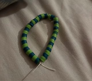 Pulsera de cuentas verde y azul