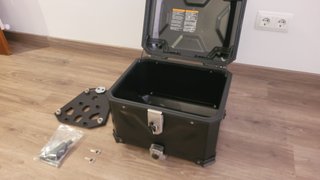 Baúl Suzuki 42L con placa adaptadora