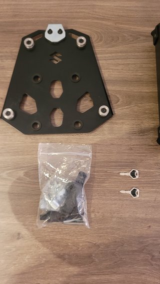 Baúl Suzuki 42L con placa adaptadora