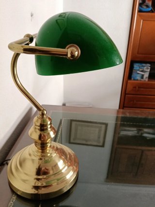 Lámpara de escritorio verde y dorada