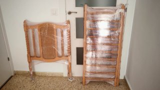 Cuna antigua de madera con ruedas