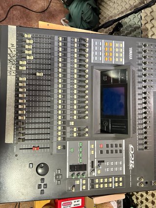 Mesa de mezclas Yamaha 02R