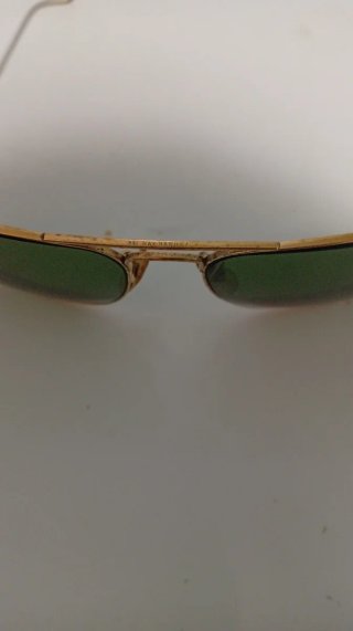 Gafas de sol negras y doradas