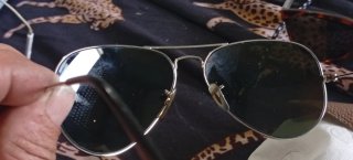Gafas de sol negras y doradas