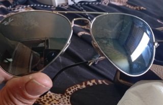 Gafas de sol negras y doradas