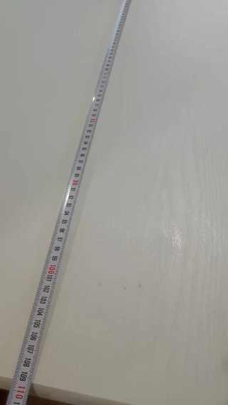 Mesa de comedor blanca y sillas
