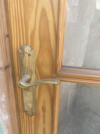 Puerta de madera con cristal