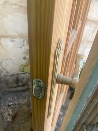 Puerta de madera con cristal