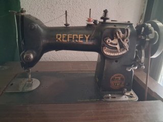 Máquina de coser antigua Refrey