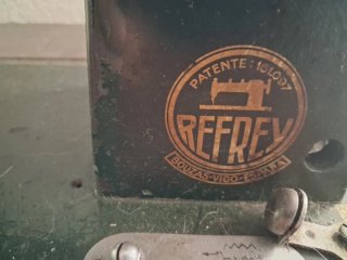 Máquina de coser antigua Refrey