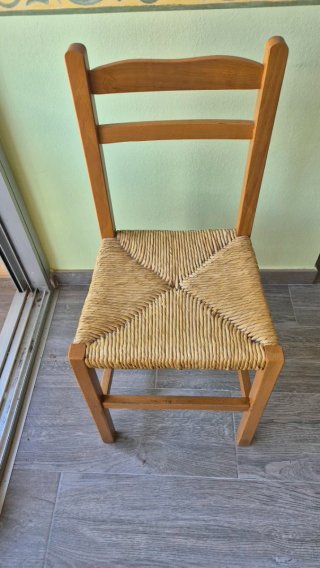 2 Sillas de madera y ratán