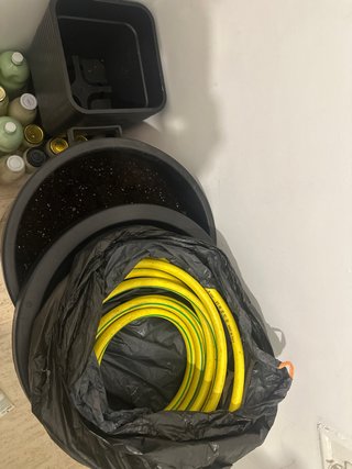 Lote: Macetas, Cubo y Manguera Amarilla