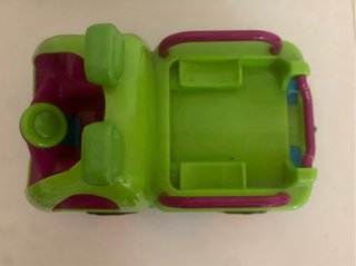 Coche de juguete verde y fucsia
