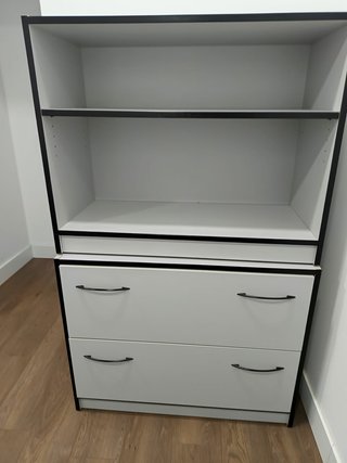 Estantería con cómoda integrada
