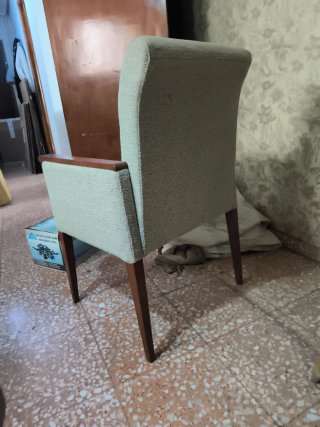 Sillón beige de tela y madera