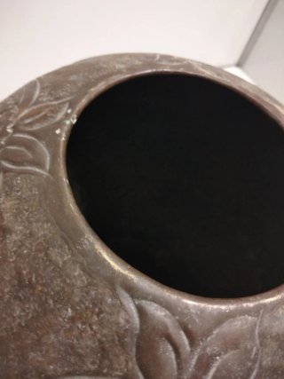 Jarrón de Bronce con Diseño Floral