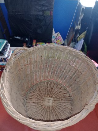 Cesta grande de mimbre.