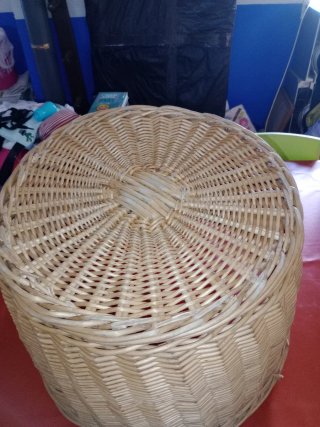 Cesta grande de mimbre.