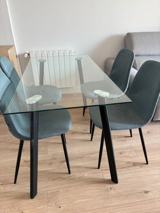 Mesa de comedor con 4 sillas