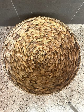 Cesto in giunco intrecciato