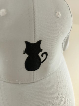 Gorra unisex gris con gato negro