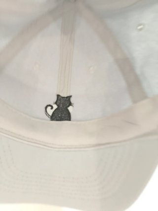 Gorra unisex gris con gato negro