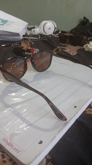 Gafas de sol marrones y doradas. Son Varias  Como