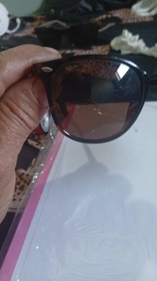 Gafas de sol marrones y doradas. Son Varias  Como