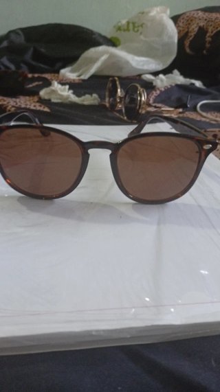 Gafas de sol marrones y doradas. Son Varias  Como