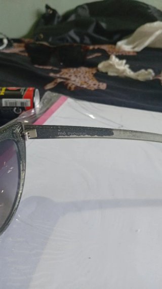 Gafas de sol marrones y doradas. Son Varias  Como