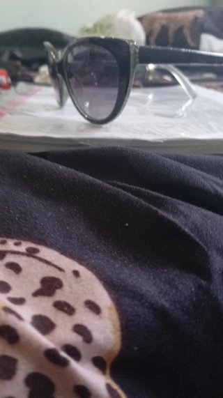 Gafas de sol marrones y doradas. Son Varias  Como