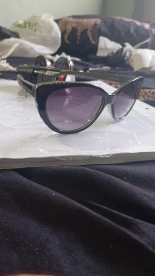 Gafas de sol marrones y doradas. Son Varias  Como