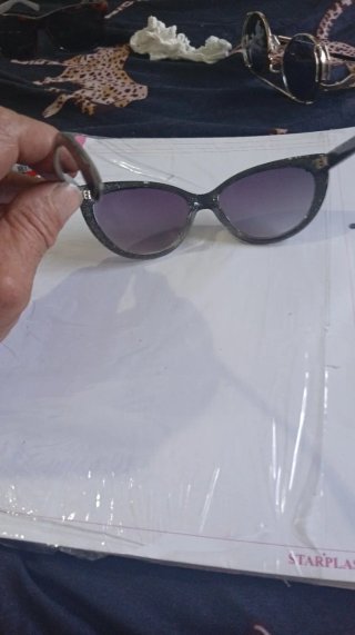 Gafas de sol marrones y doradas. Son Varias  Como