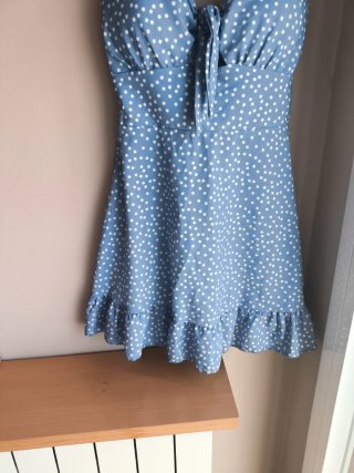 Vestido azul con lunares blancos