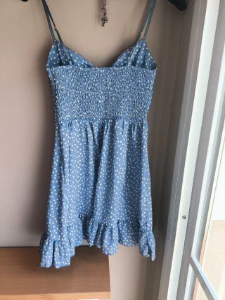 Vestido azul con lunares blancos