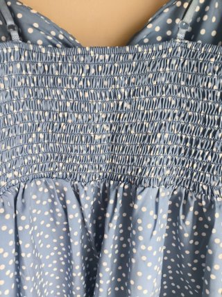 Vestido azul con lunares blancos