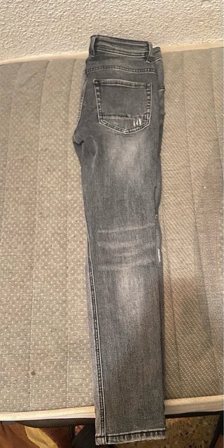 Pantalón gris desgastado con rotos