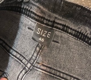 Pantalón gris desgastado con rotos