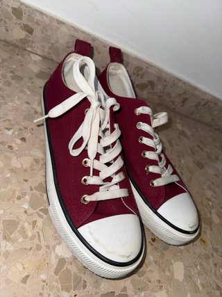 Zapatillas rojas y blancas
