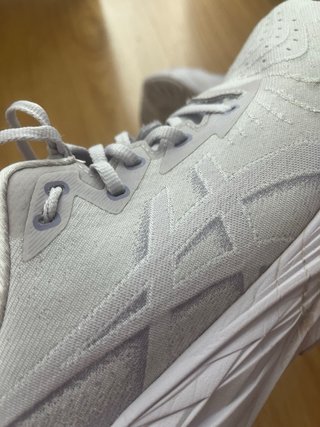 Asics Novablast 4 Morado/Blanco