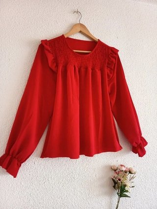 Camisa roja elegante con volantes