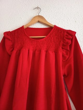 Camisa roja elegante con volantes