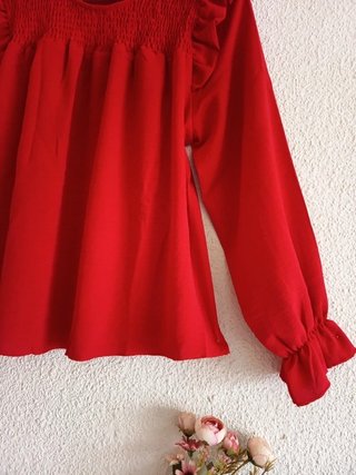Camisa roja elegante con volantes