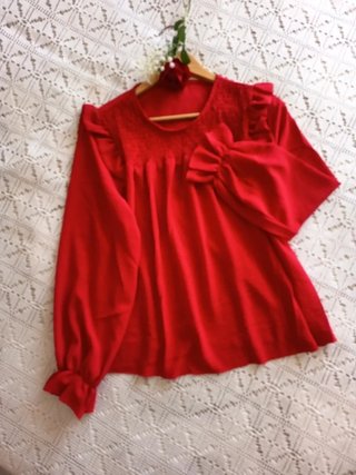 Camisa roja elegante con volantes