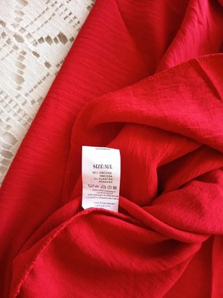 Camisa roja elegante con volantes