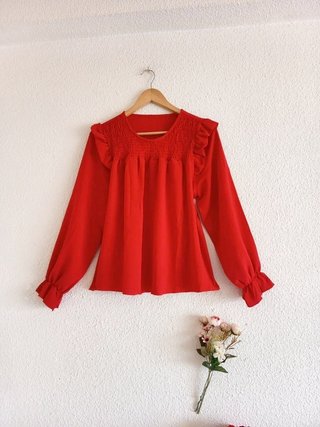 Camisa roja elegante con volantes