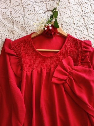 Camisa roja elegante con volantes