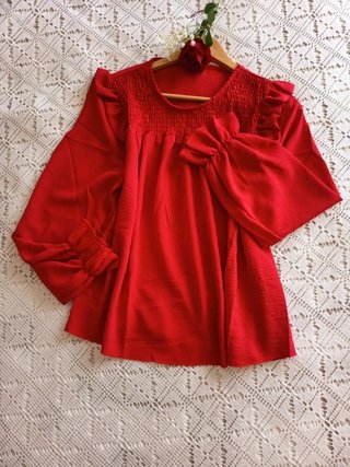 Camisa roja elegante con volantes