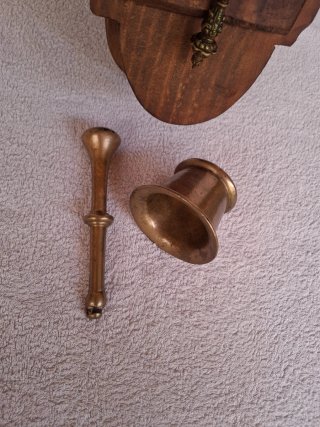Almirez de madera y latón